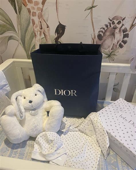 出産祝いやベビーギフトは《Dior (ディオール)》で!ママたちが本 